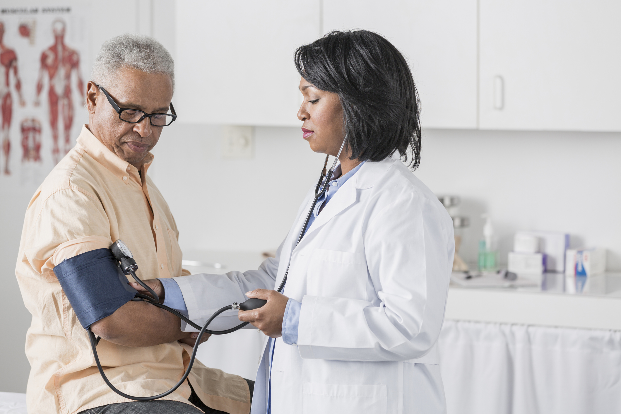 非裔美国医生在给老人检查血压