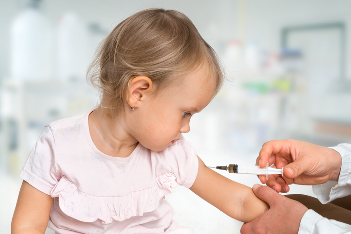 儿科医生正在给婴儿的肩膀注射疫苗 - 疫苗接种概念
