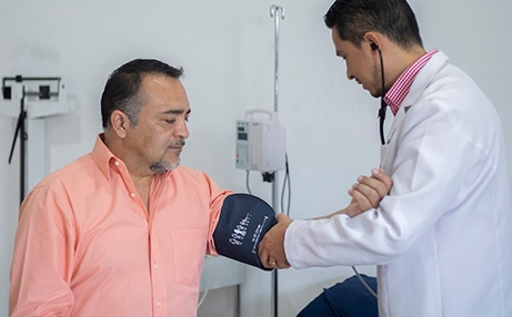 男性医生和男性患者在心脏科医生办公室测量血压 