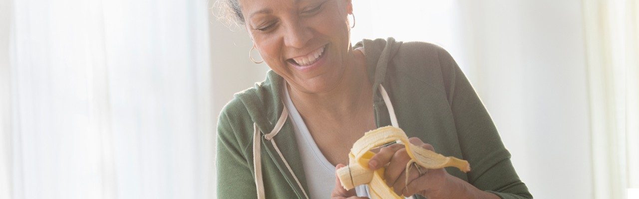 一位女士正在切香蕉